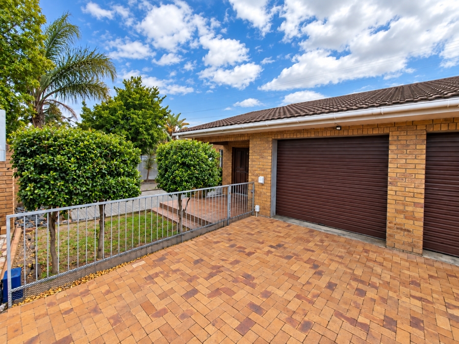 To Let 4 Bedroom Property for Rent in Rouxville Western Cape